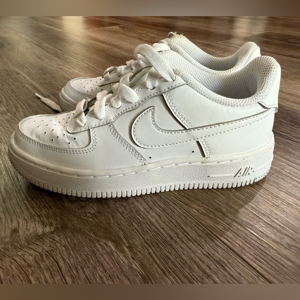 Nike White Air Force 1 Sneakers Classic Design